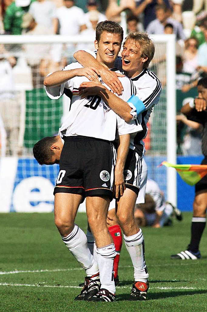 Jrgen Klinsmann (auf diesem Bild von 1998 umarmt er Oliver Bierhoff von hinten) trat bei 36 Spielen als Mannschaftskapitn auf. Auch Oliver Bierhoff trug die Kapitnsbinde zeitweise: bei 22 Spielen.