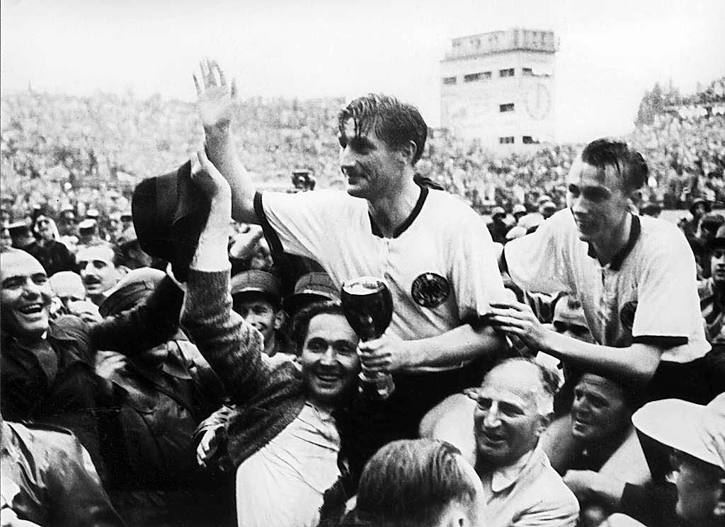 Fritz Walter (Mitte, oben) wird nach dem Sieg der WM 1954 getragen. Er war bei 30 Spielen Kapitn der Nationalmannschaft.