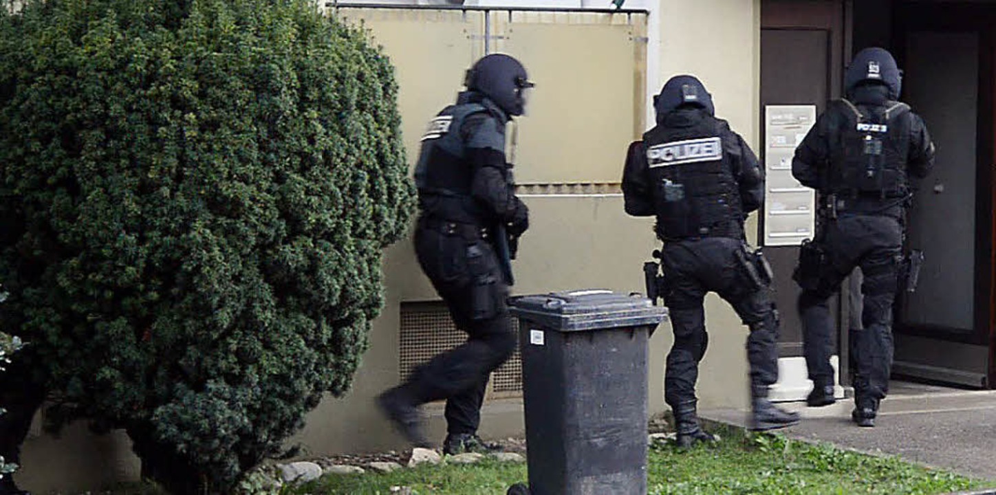 Spezialeinheiten  der Polizei  verscha...Schreckschusswaffen verschanzt hatte.   | Foto: Martin Eckert