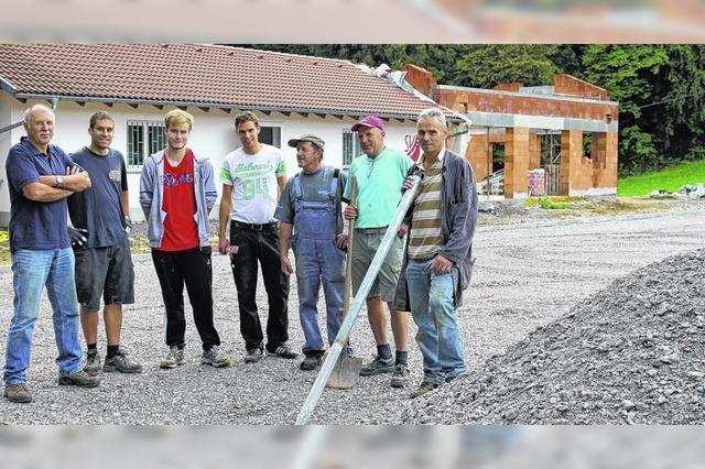 Ball rollt bald auf grnem Plastik