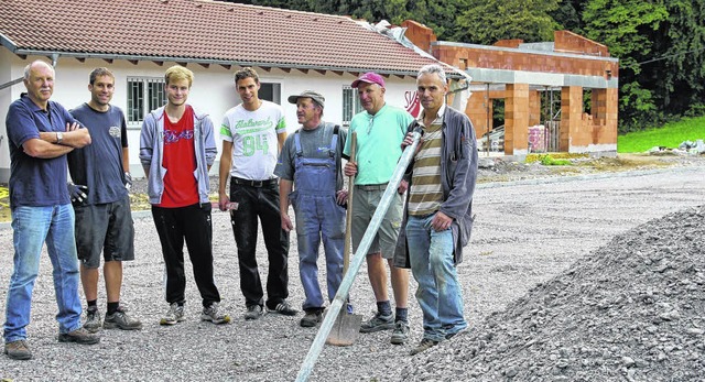 Alle Hnde voll zu tun haben die Mitgl... Albiez und Franz Eckert. Bild: Dinort  | Foto: BZ