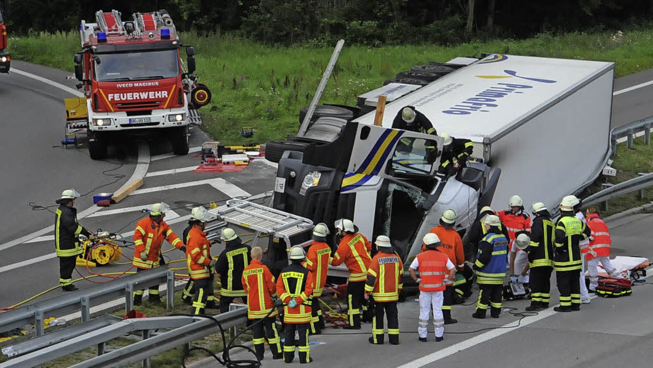 Feuerwehrleute befreien den Fahrer.   | Foto: Wolfgang Löhnig