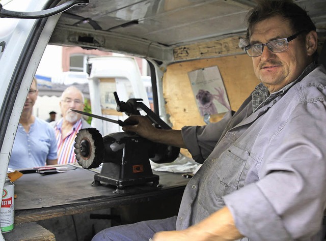 Karl Dold in seinem Kastenwagen, der zugleich seine Werkstatt ist.   | Foto: Susanne Gilg