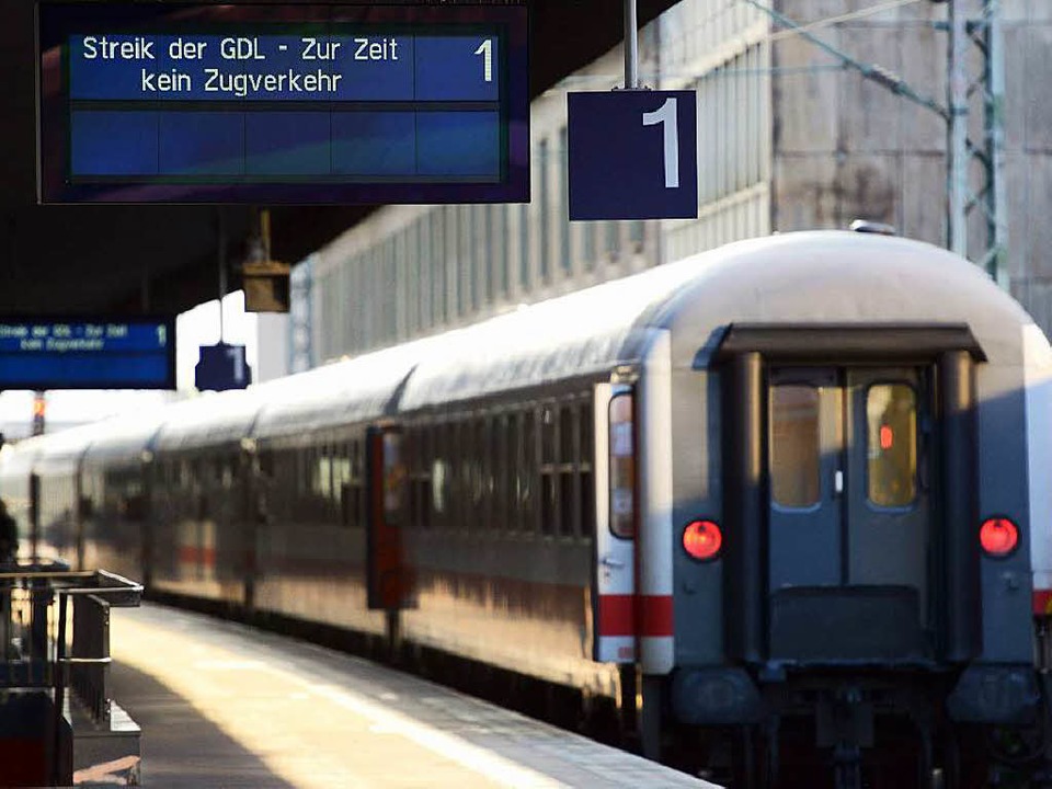Lokführer können den Bahnverkehr zum Erliegen bringen.  | Foto: dpa