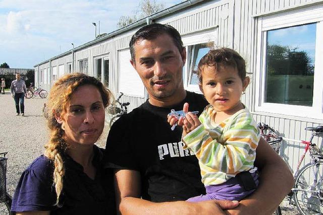 Flchtlinge ziehen in Container am Kndringer Sportplatz