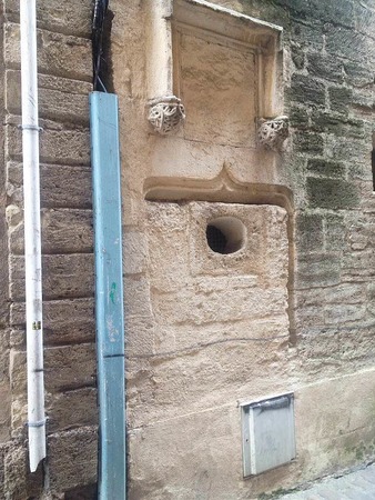 Gerda Siewert: Eine zugemauerte Tr in Pezenas, Sdfrankreich, im Languedoc/Roussillon, sie wird sogar im Stadtfhrer erwhnt! Unsere Stadt der Tren!