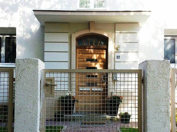 Rainer Graf: Unsere Haustre. Das Haus ist aus dem Jahre 1932 in Weil am Rhein.