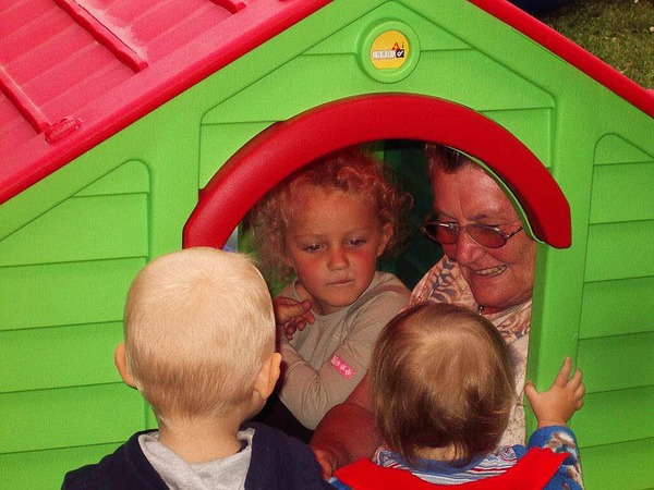 Susanne Mayer: Helena und Oma Maria, die sich tatschlich in das Spielhaus gesetzt hat, begren ihre Gste Tim und Chiara an ihrer Haustr.