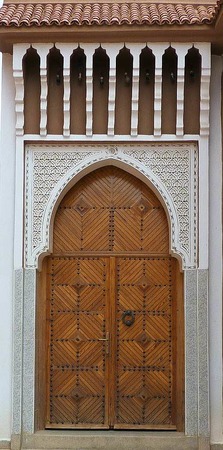 Ortrun Strzel: Orientalisches Portal.  Diese Tr habe ich auf meiner Fahrt durch Marokko fotografiert - anderes Land, andere Formen und Farben - und meist "Eigenbau" - und oft sehr schn!