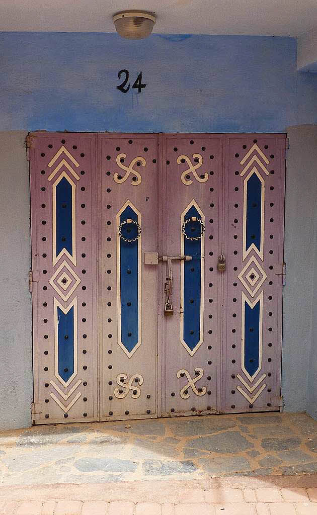 Ortrun Strzel: Garagentr rosa-blau. Diese Tr habe ich auf meiner Fahrt durch Marokko fotografiert - anderes Land, andere Formen und Farben - und meist "Eigenbau" - und oft sehr schn!