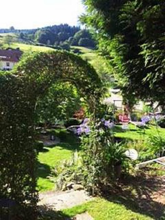 Erika Kiefer: Blick durch unser grnes Gartentor