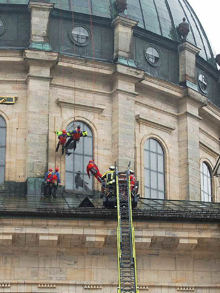 Die Bergwacht fhrt die Rettung einer verletzten Person von der Kuppel des Doms vor.