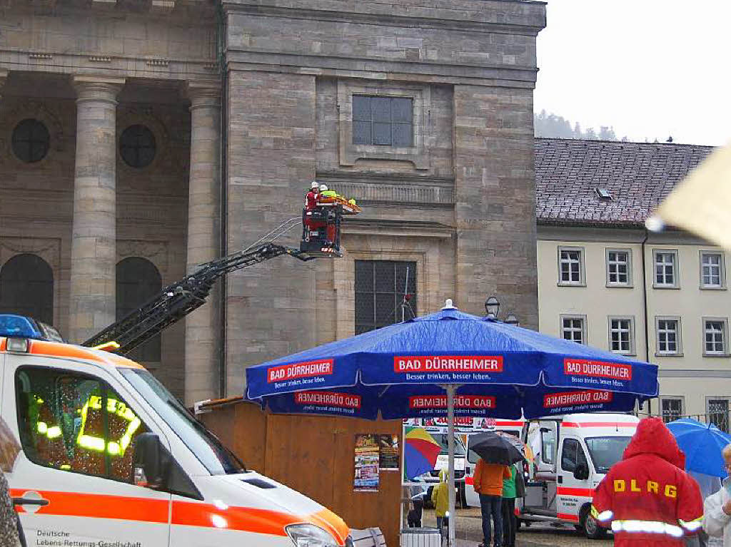 Die Bergwacht fhrt die Rettung einer verletzten Person von der Kuppel des Doms vor.