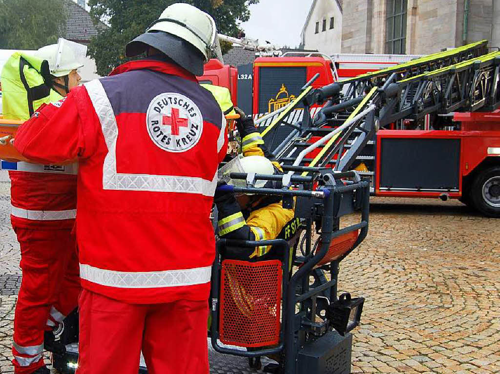 Der Verletzte wird an die nchste Rettungsorganisation, das Deutsche Rote Kreuz, bergeben.