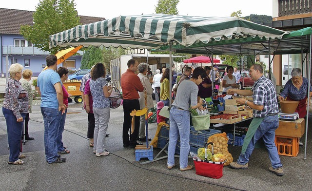 Schlangestehen an den Marktstnden   | Foto: Wolfgang Beck
