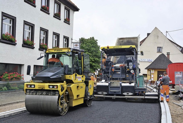 Die Sanierung eines Teilstckes  der B...ttwoch ist die Teerkolonne angerckt.   | Foto: Karla Scherer