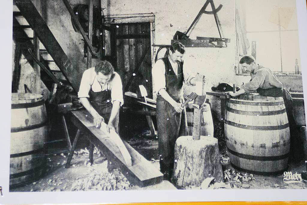 Der Scheffler (Kfer) war in frheren Zeiten ein Handwerker, der Gefe aus Dauben herstellte. Wie die "Scheffler" arbeiteten, ist auf einer Foto-Reproduktion zu sehen, die im Heimethus am Scheffelbach in Schluchsee ausgestellt ist.