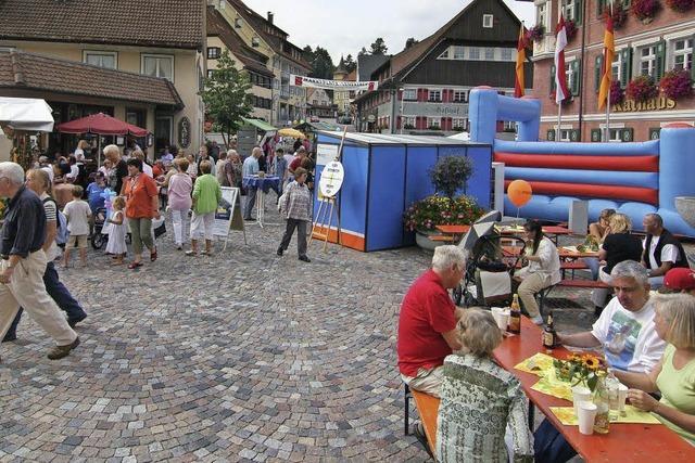 Ein Marktplatz rund um Kirche und Rathaus