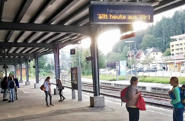 Warten am Bahnhof Titisee &#8211; der ...us. Warum, wei keiner der Wartenden.   | Foto: Sebastian Wolfrum