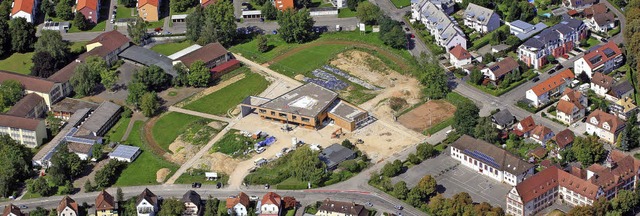 In der Mitte zwischen Realschule (link...chts) hat das Campushaus seinen Platz.  | Foto: Erich Meyer