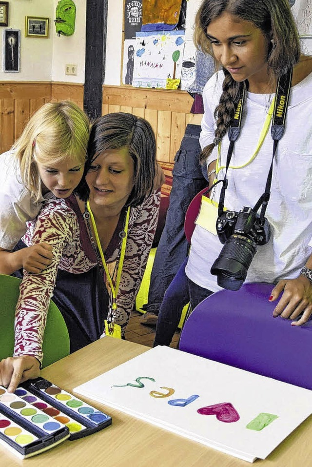 Isabella Primicerio aus Italien ist mi...shut-Tiengen treffen, hier beim Malen.  | Foto: Martin