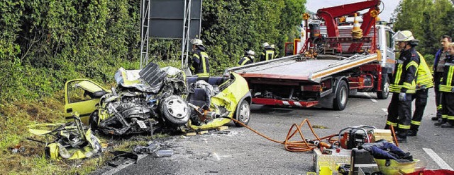 Total zerstrt wurde das Auto bei dem ...hneiden, um die Unfallopfer zu bergen.  | Foto: Van Kreuningen