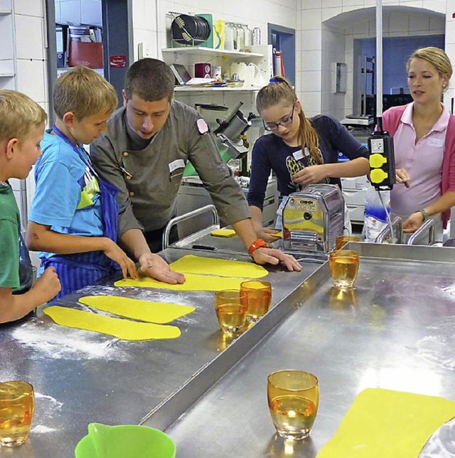 Am Anfang ist der Teig:    Laufenburge...r bereiteten sich ihr Mittagessen zu.   | Foto: Marion rank