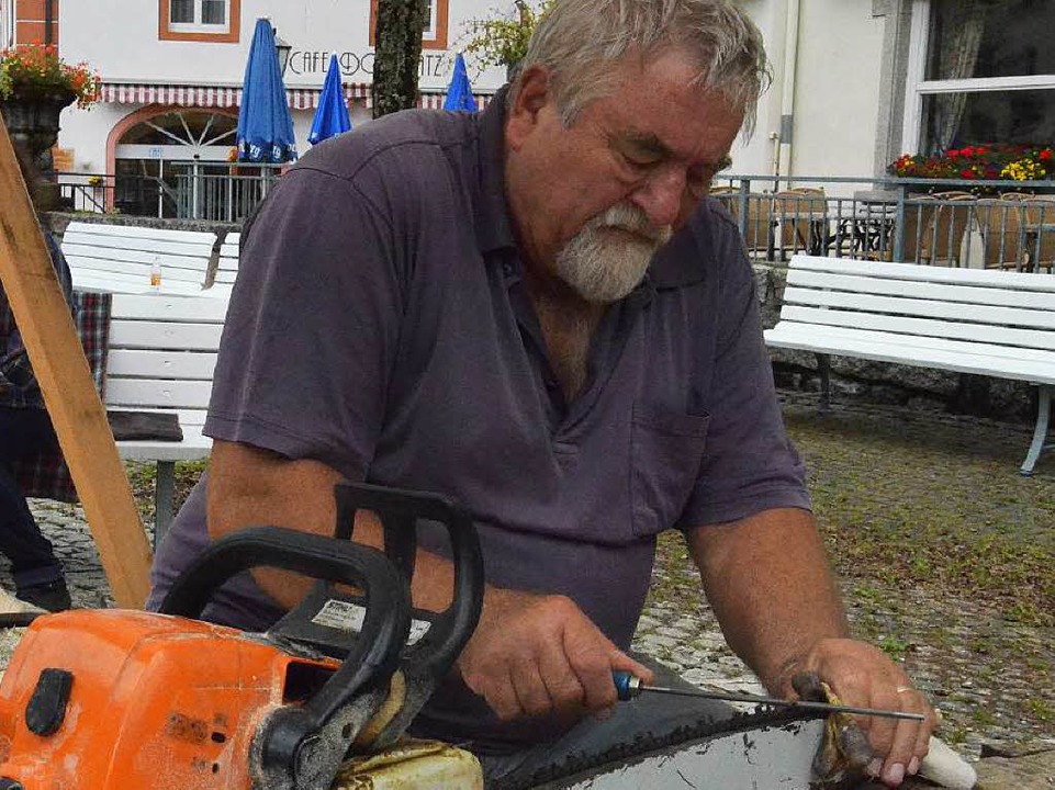 Klaus Großkopf schleift die Kette seiner Motorsäge.  | Foto: Sebastian Barthmes