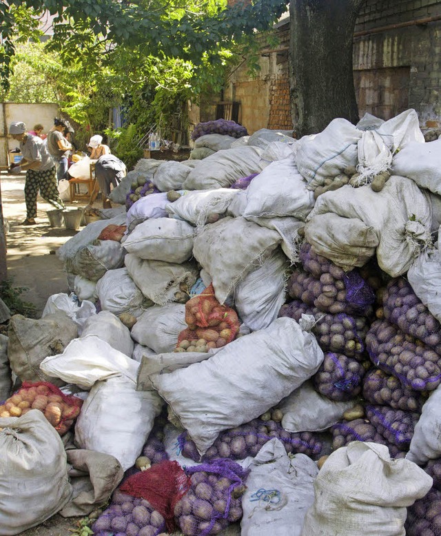 Hilfe fr Flchtlinge: Kartoffelscke des  Roten Kreutzes  | Foto: AFP