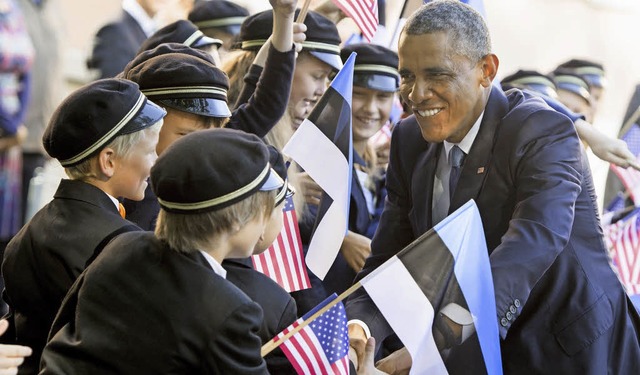 Freundlicher Empfang in Tallin: US-Prsident Obama begrt estnische  Schler.   | Foto: dpa