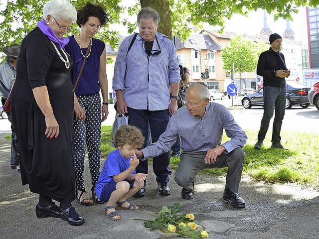 Die Nachkommen von Berthold und Johann...r bei  der Verlegung der Stolpersteine  | Foto: Christian Kramberg