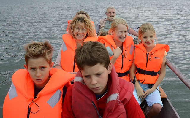 Sasbach. Die Kinder auf dem Rhein mit ...nz im Boot &#8222;St. Nikolaus&#8220;.  | Foto: Roland Vitt