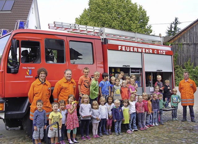 Die Schallbacher Kinder bei &#8222;ihrer&#8220;  Feuerwehr.   | Foto: privat
