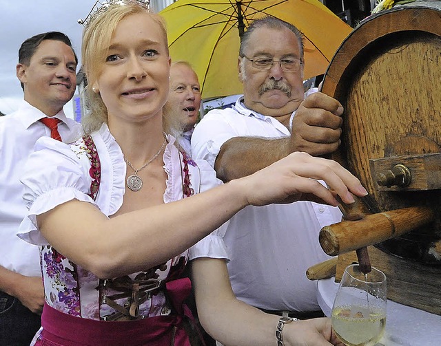 Die Breisgauer Weinprinzessin Isabella...ag des Weines in Mnchweier erffnen.   | Foto: mzd