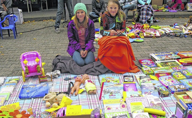 Die Schwestern Mara und Tina Rimmele v...erflohmarkt zu &#8222;kdern&#8220;.    | Foto: Hubrich