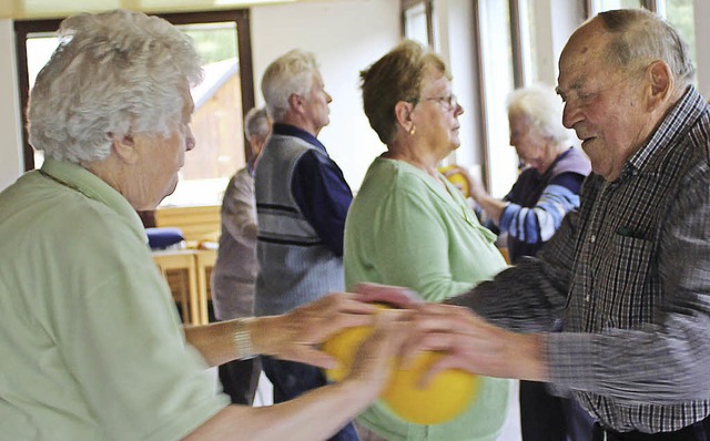 Beweglichkeit bis ins hohe Alter ist e...dination und Motorik trainiert werden.  | Foto: Christa Maier