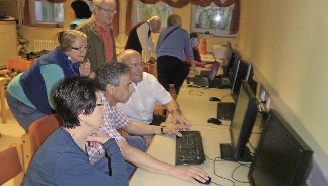 Treffpunkt-Besucher beschftigen sich mit dem PC.   | Foto: Stadt