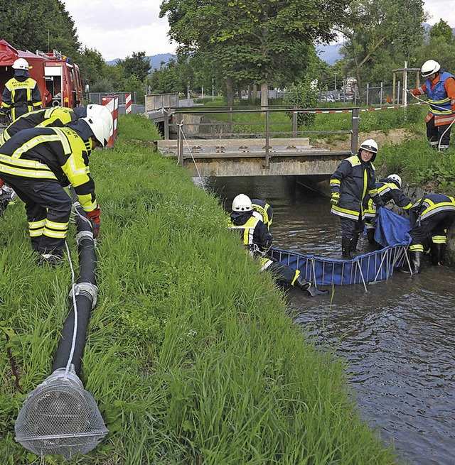 Die Sicherstellung der Wasserversorgun...er im Rahmen der Gesamtwehr Mllheim.   | Foto: Volker Mnch