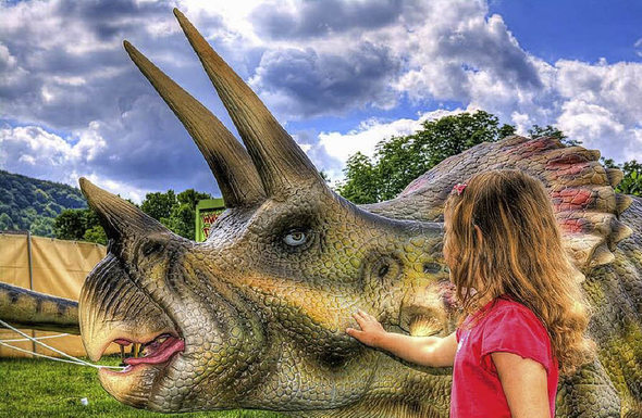 Freiburg: Messe: Auf der Badenmesse sind Dinosaurier zu sehen