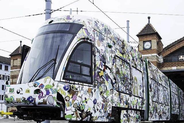 Neue Basler Straenbahn auf Testfahrt – im Tarnkleid