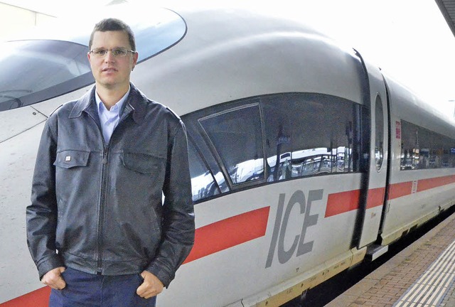 Manpower und 23000 Pferdestrken:  Fab...ert vor dem ICE  im Badischen Bahnhof   | Foto: Fillisch