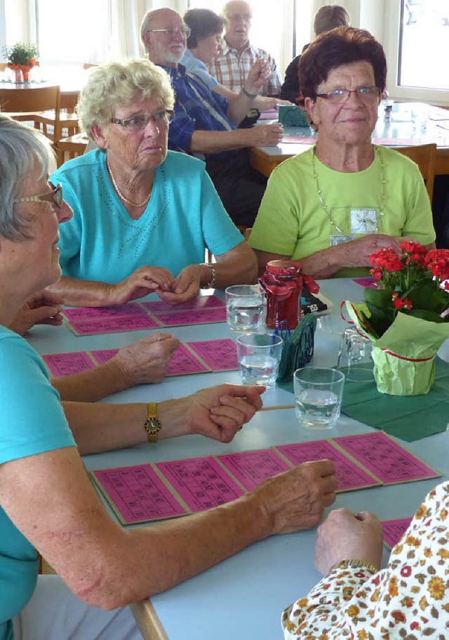 Grenzberschreitend  Spa hatten  deut... Schweizer Senioren beim Lottospiel.    | Foto: Marion Rank