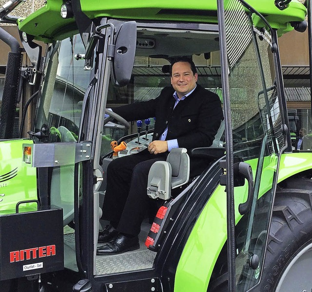 Alexander Bonde im neuen Traktor fr Forst-BW   | Foto: Ministerium