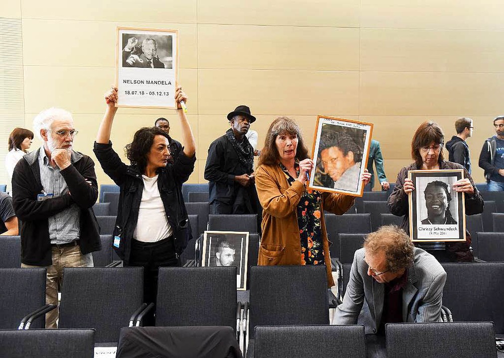 Mitglieder der Initiative &#8222;Geden...ren im Gerichtssaal gegen das Urteil.   | Foto: DPA