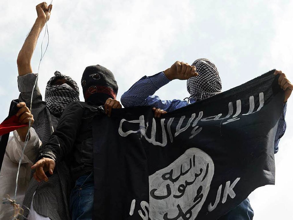 Im indischen Teil Kaschmirs demonstrie...it der Flagge des Islamischen Staats.   | Foto: AFP
