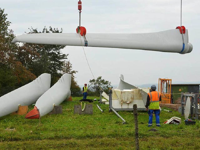 Gut fixiert schwebt das Rotorblatt in die Lfte.  | Foto: Juliane Khnemund