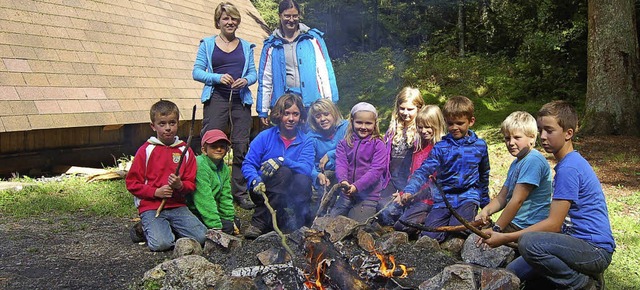 Feuerentfachen gehrt im Naturcamp in ... und Anna Mller (von links) zu sehen.  | Foto:  Hans-Dieter Folles