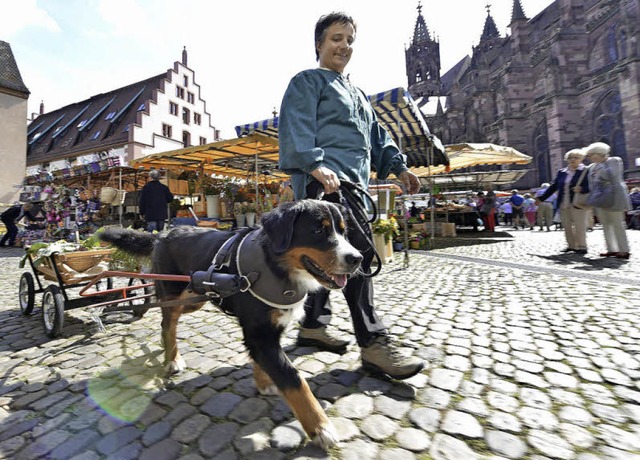 Karin Stalljohann mit ihrer Hndin &#8... beim Einkaufen auf dem  Mnstermarkt   | Foto: Michael Bamberger