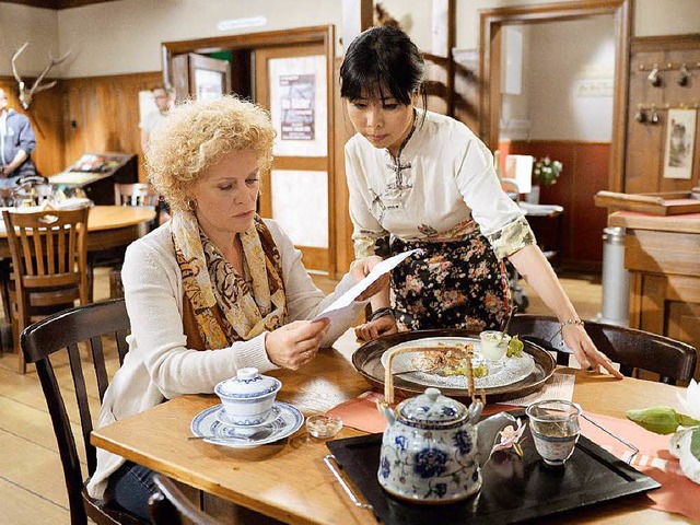 Christine Brammer und Yi Chi am Set von &#8222;Die Fallers&#8220;.  | Foto: dpa