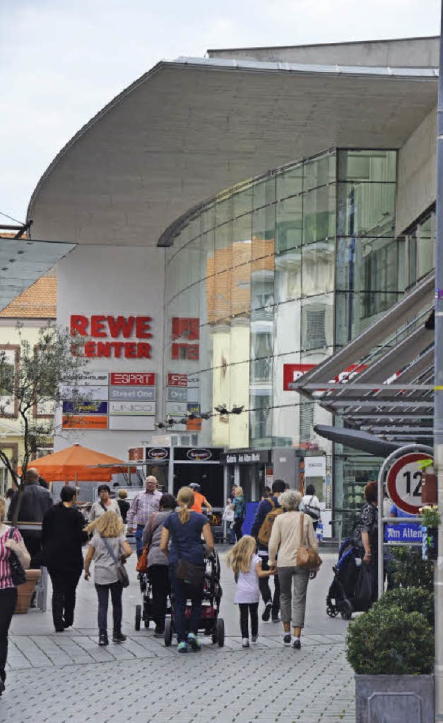 Das markante Gebude am Alten Markt, von Migros erbaut, wird verkauft.   | Foto: Nikolaus Trenz